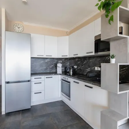 Front - Western קאן