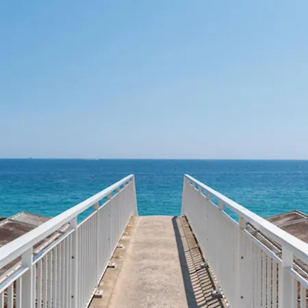 Front - Western 公寓